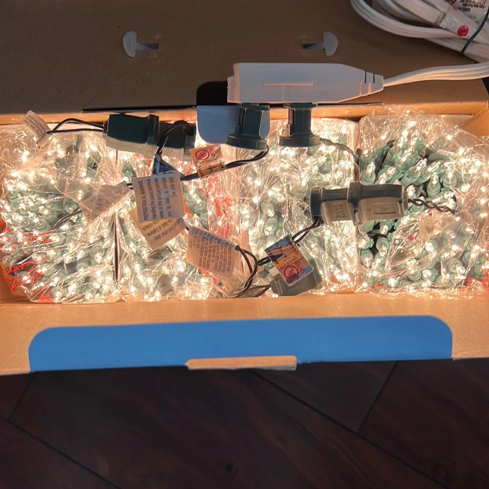 NWOT X-mas 600 Clear Mini Lights For Indoor/Outdoor Use -4 Strings of 150 Bulbs